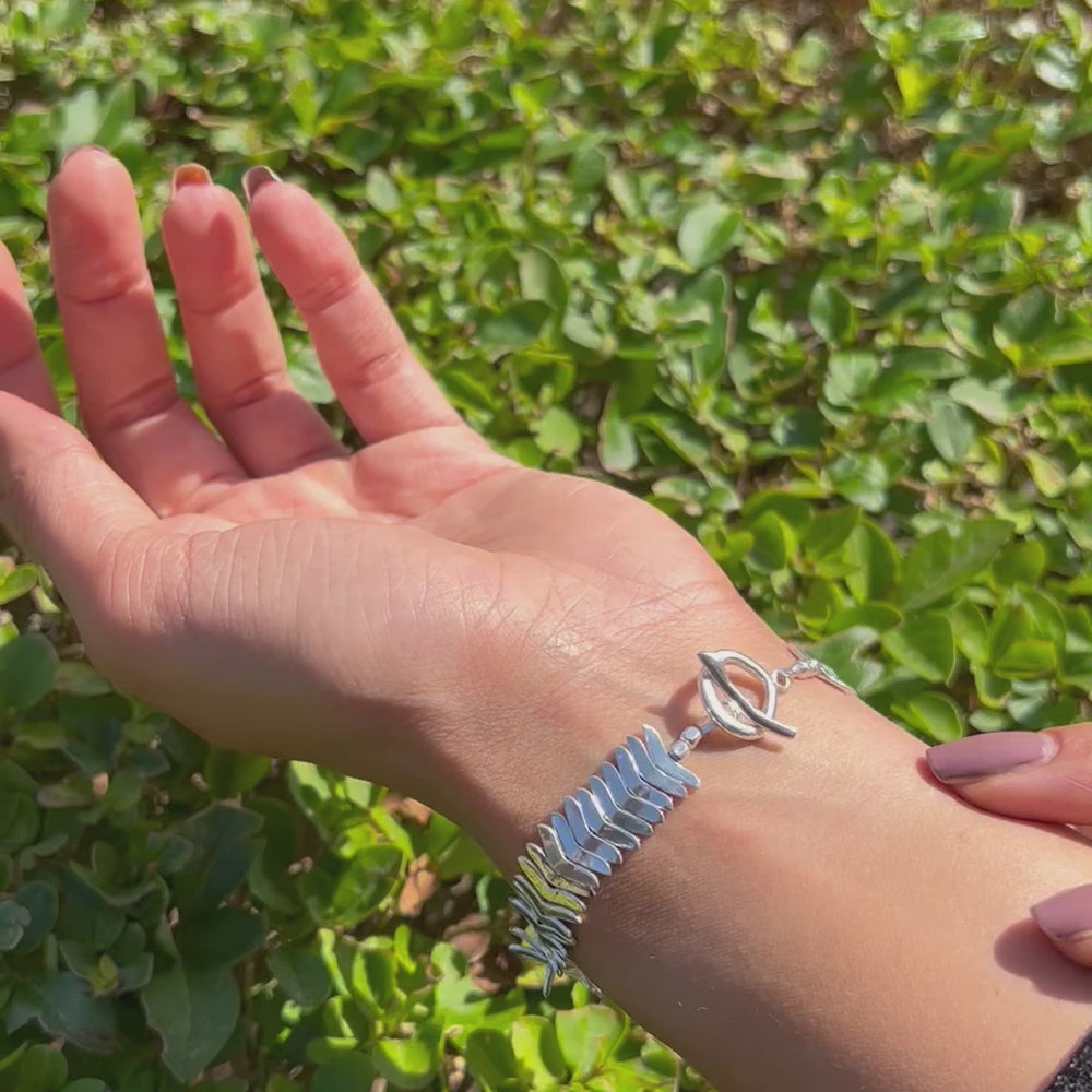 
            
                Load and play video in Gallery viewer, Chunky Silver Leaf Bracelet - Otis Jaxon Silver Jewellery
            
        